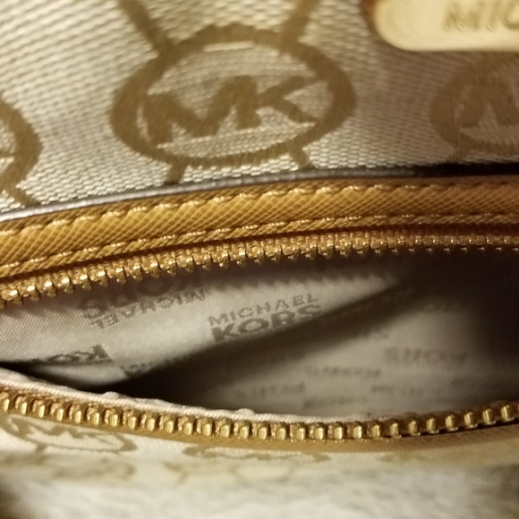 Michael Kors Logo Print Crossbody - Picture 4 of 6